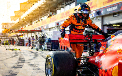 F1赛车手马克斯维斯塔潘站在赛车旁