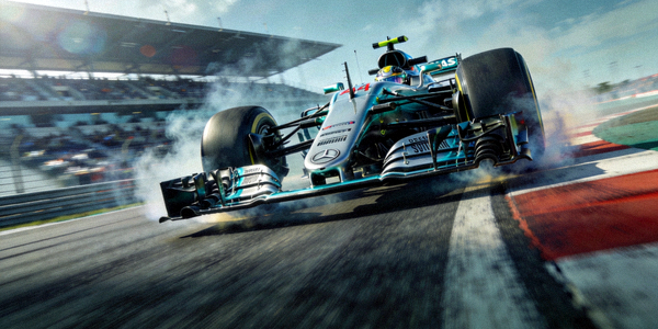 F1赛车在赛道上高速飞驰竞速画面